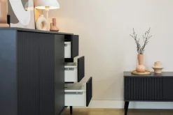 Zestawy Mebli Do Salonu|Komody></noscript>INTER MEBLE Czarna komoda do salonu na nóżkach 180 cm BELLUNO antracyt
