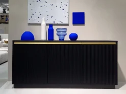 Zestawy Mebli Do Salonu|Komody></noscript>PIASKI Czarna komoda trzydrzwiowa 154 cm RAVO ryflowany front czarny