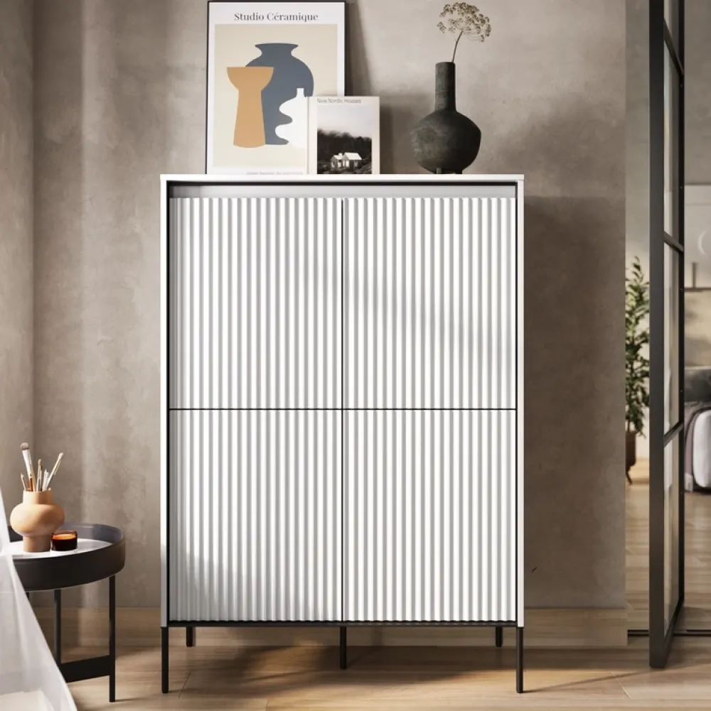 Komody>lenart. Czterodrzwiowa komoda do salonu z frezowanymi frontami TREND