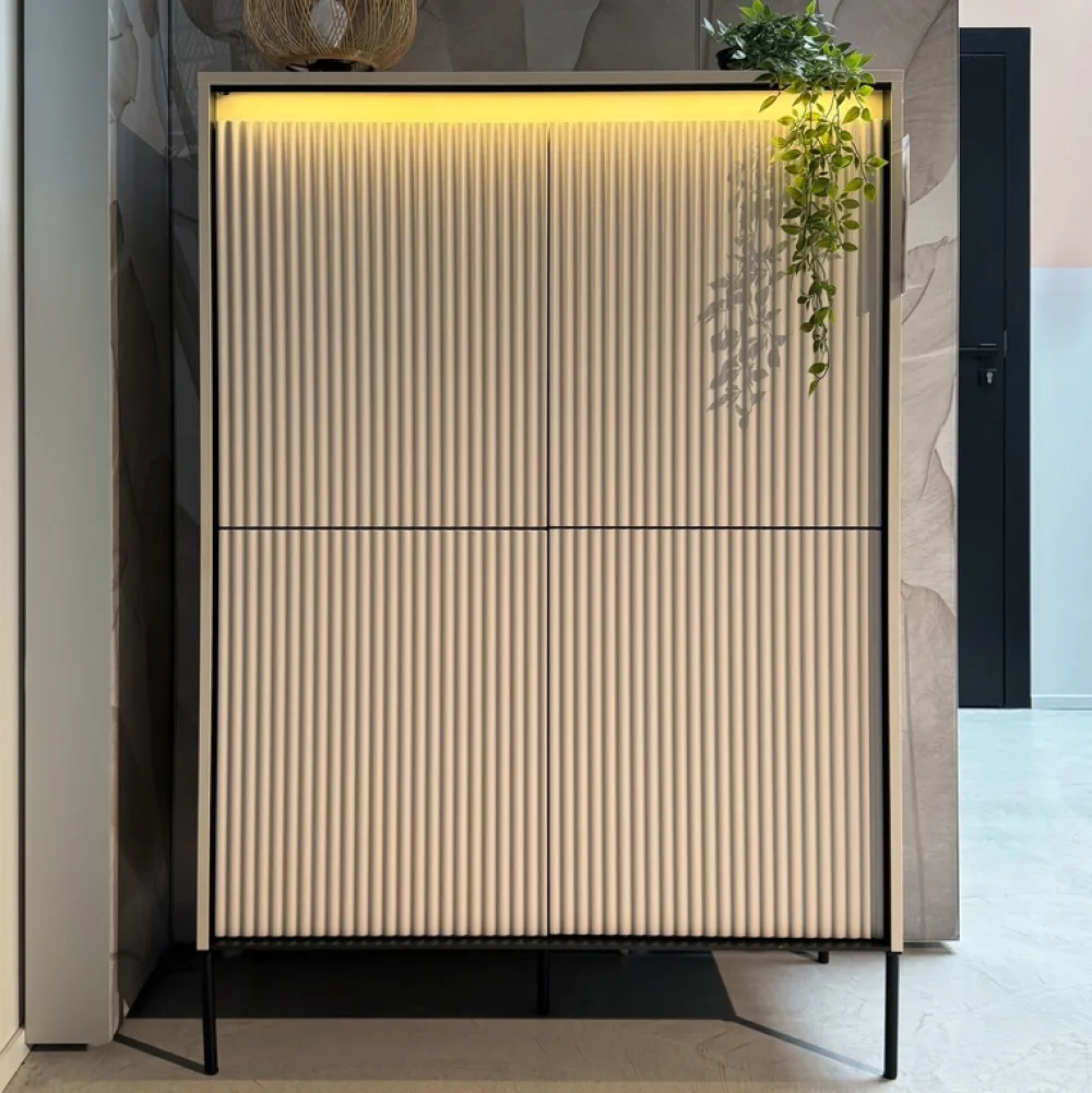 Komody>lenart. Czterodrzwiowa komoda do salonu z frezowanymi frontami TREND