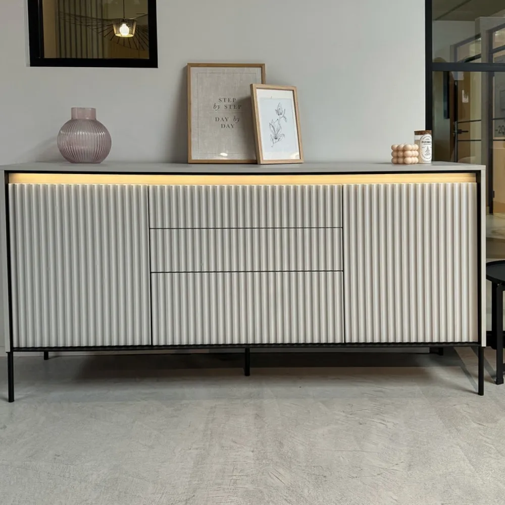 Komody|Zestawy Mebli Do Salonu>lenart. Czterodrzwiowa komoda do salonu z ryflowanymi frontami TREND