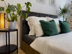 Łóżka Małżeńskie|Łóżka Ze Stelażem></noscript>BROMARKT Dwuosobowe łóżko kontynentalne 180x200 cm z pojemnikiem na pościel LOFT dąb lefkas