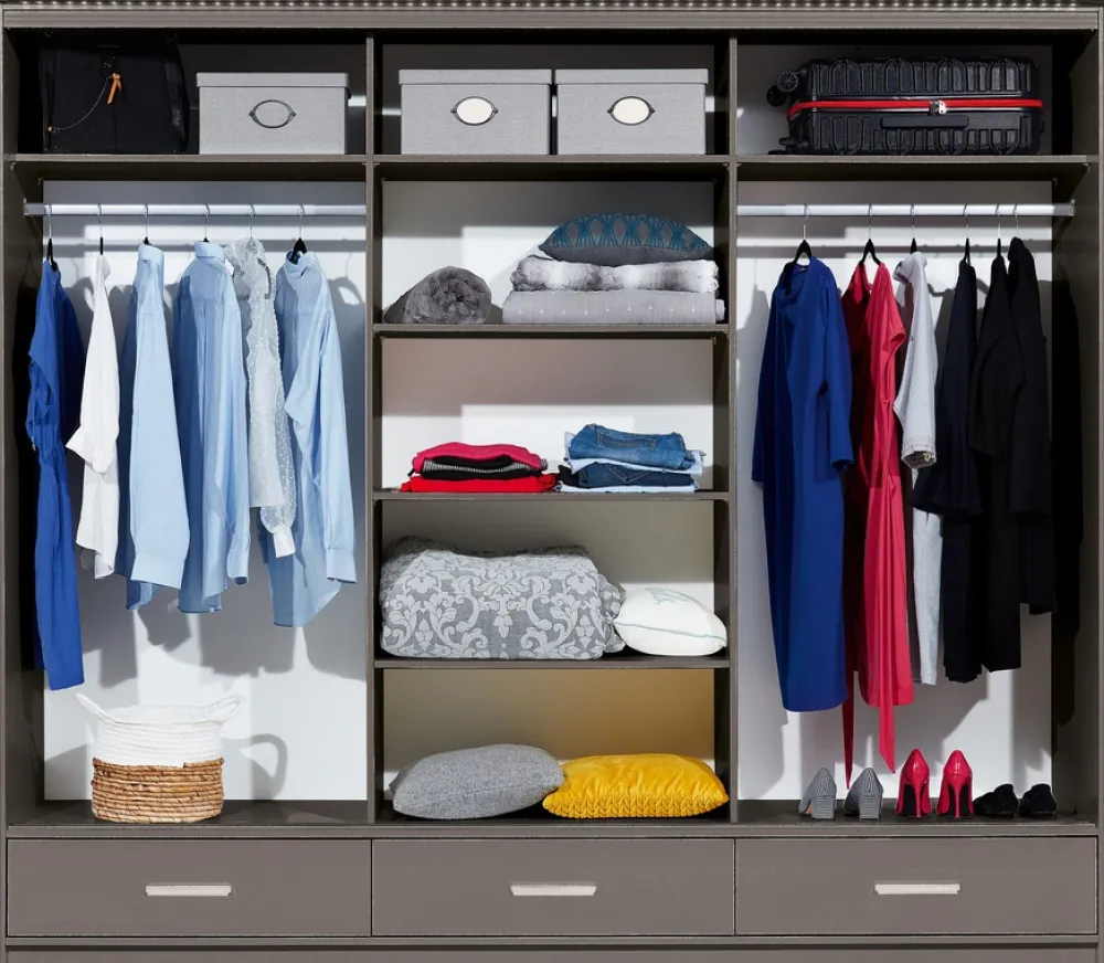 Szafy Trzydrzwiowe|Szafy Z Lustrem>Stolar owa szafa przesuwna 250 cm z lustrem i półkami MESTRE grafit