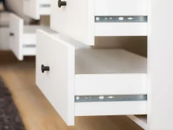 Komody><noscript><img width=