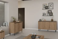 Komody></noscript>Lempert Pojemna frezowana komoda z szufladami do salonu 148 cm OMEGA dąb evoke