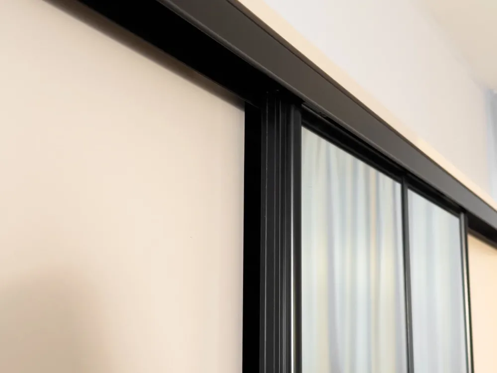 Zestawy Mebli Do Przedpokoju|Szafy Trzydrzwiowe>BROMARKT Szafa przesuwna z lustrem 280 cm do sypialni EDGE MAX