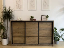 Komody></noscript>BROMARKT Trzydrzwiowa komoda do sypialni 180 cm z drążkiem LOFT