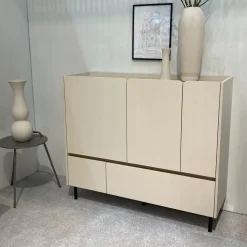 Meble Dla Dzieci|Meble Młodzieżowe></noscript>MEBLAR Trzydrzwiowa komoda młodzieżowa 120 cm z szufladami na nóżkach LISSARO