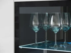 Witryny></noscript>BRATEX Witryna na alkohol do salonu VEXA z oświetleniem biały połysk