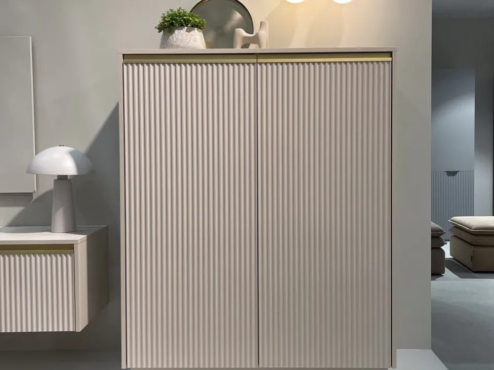 Komody>PIASKI Wysoka biała komoda do salonu z ryflowanymi frontami 103 cm RAVO biały