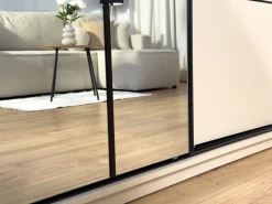 Zestawy Mebli Do Przedpokoju|Szafy Trzydrzwiowe></noscript>BROMARKT Wysoka owa szafa przesuwna z lustrem 150 cm EDGE MAX grafit